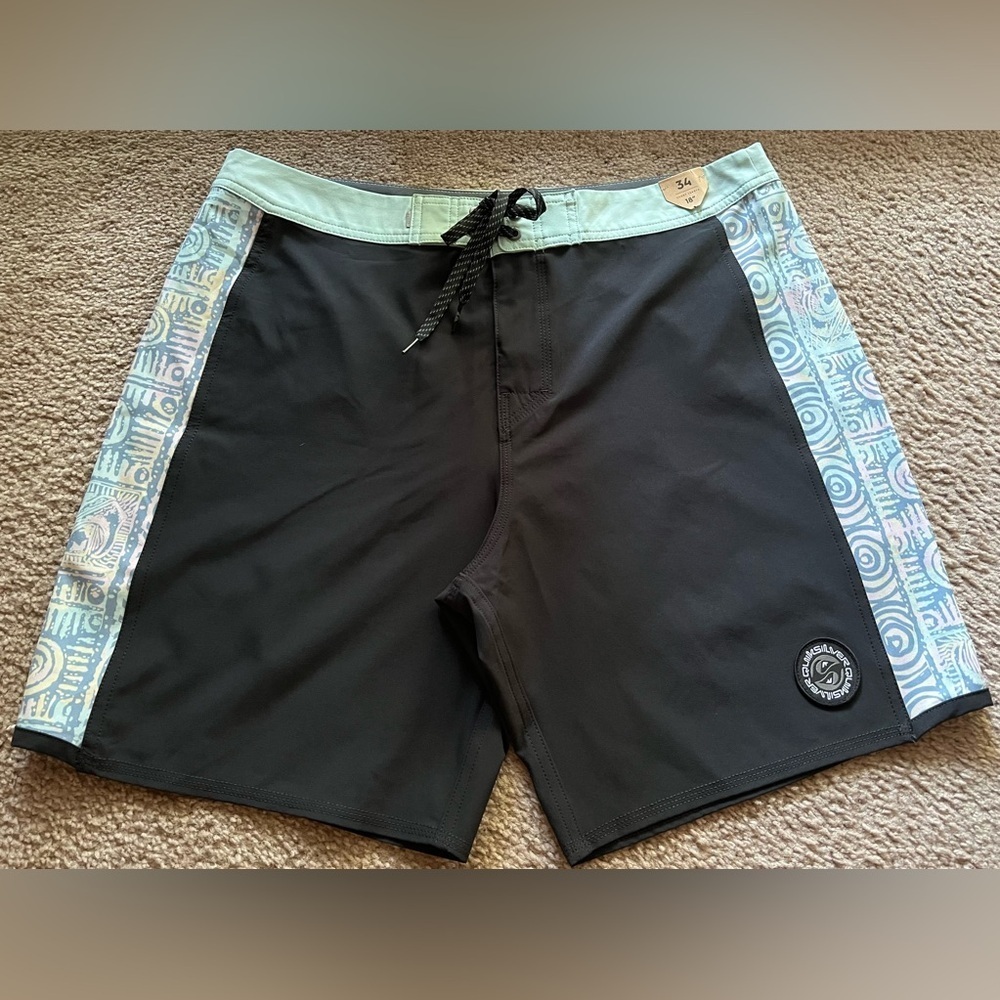 NWT Quicksilver Highline Boardshorts Men’s size 34 Swim Shorts Resortwear